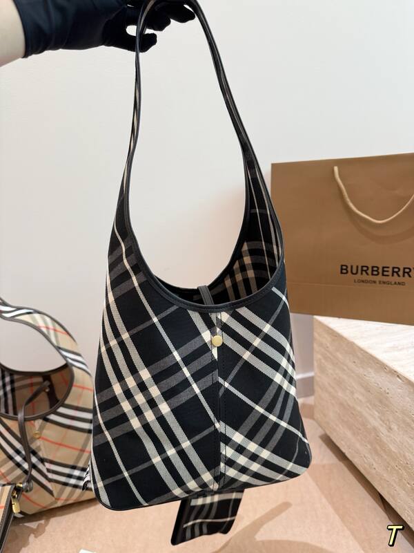 Burberry Black shoulder bag — Premium Replica