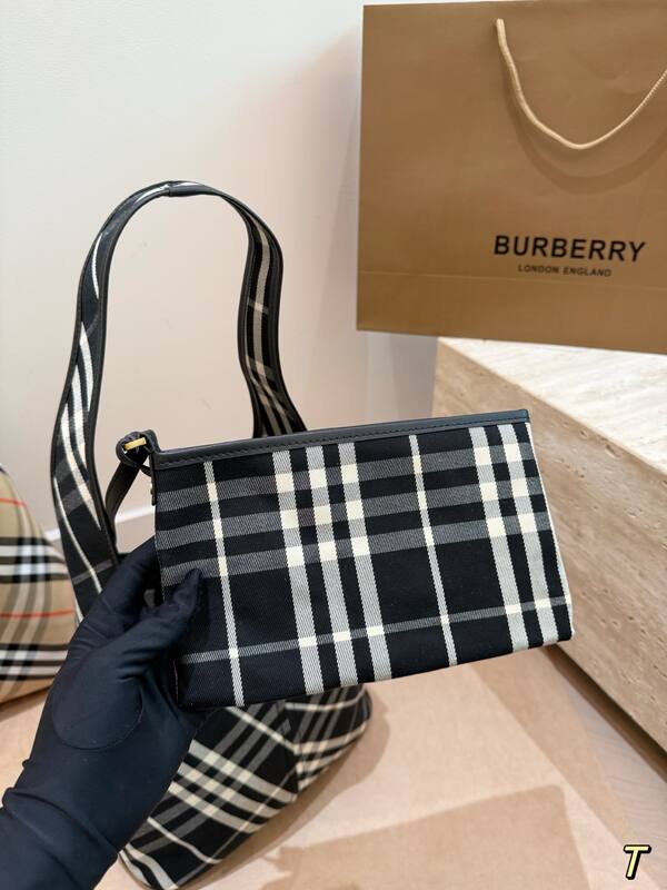 Burberry Black shoulder bag — Premium Replica