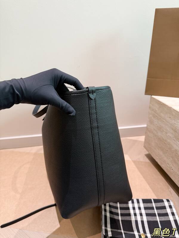 Burberry Black shoulder bag — 1:1 Replica