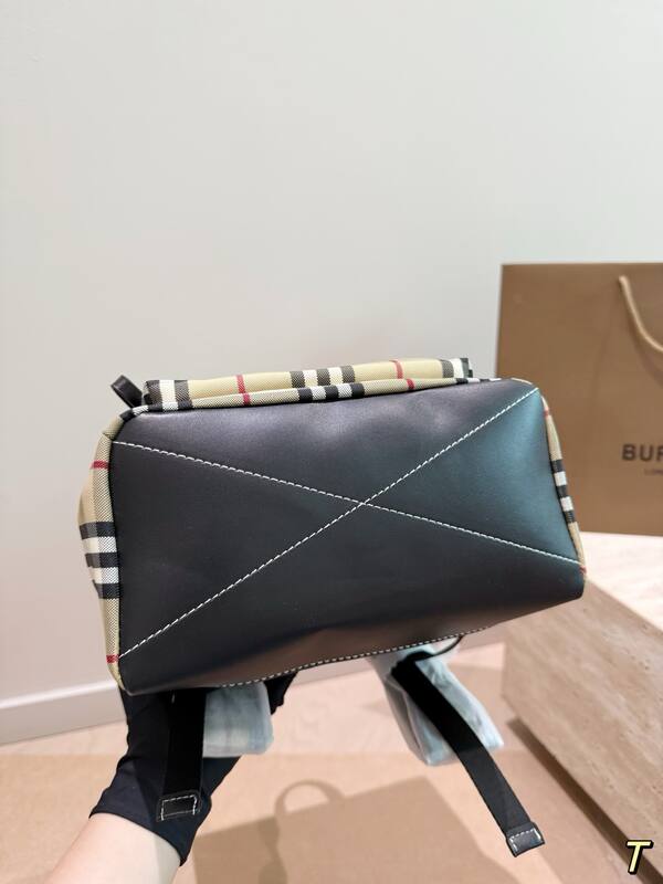 Burberry Black shoulder bag — Premium Replica