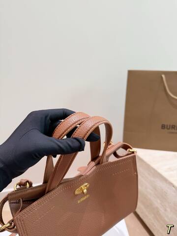Burberry Brown 25x18x10cm shoulder bag 1 1 Replica