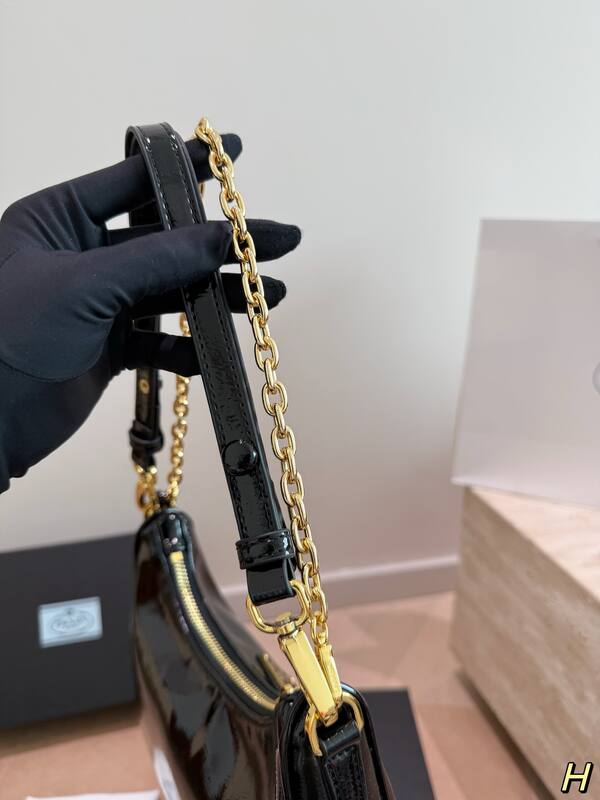 Prada Re-Edition Black shoulder bag — 1:1 Replica
