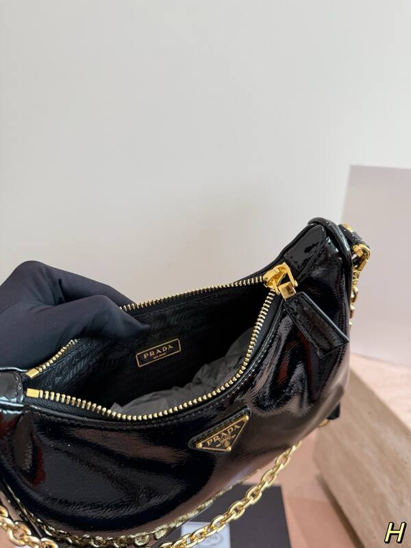 Prada Re-Edition Black shoulder bag — 1:1 Replica