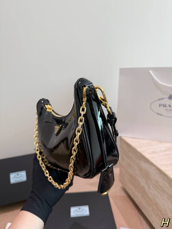 Prada Re-Edition Black shoulder bag — 1:1 Replica