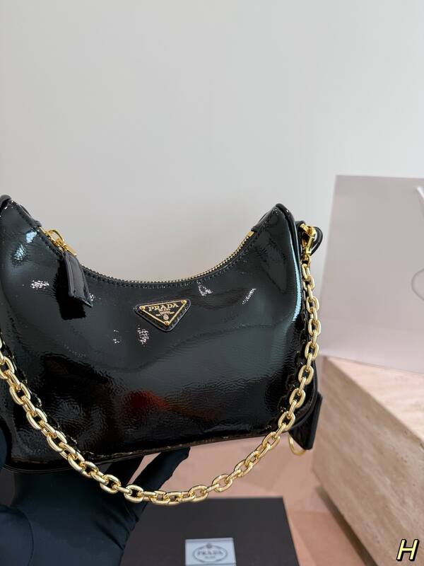 Prada Re-Edition Black shoulder bag — 1:1 Replica