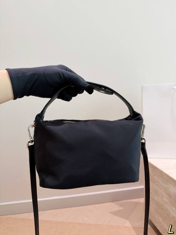 Prada Black 25x18x10cm shoulder bag — Premium Replica