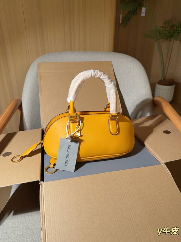 Balenciaga White 25x18x10cm shoulder bag — Premium Replica