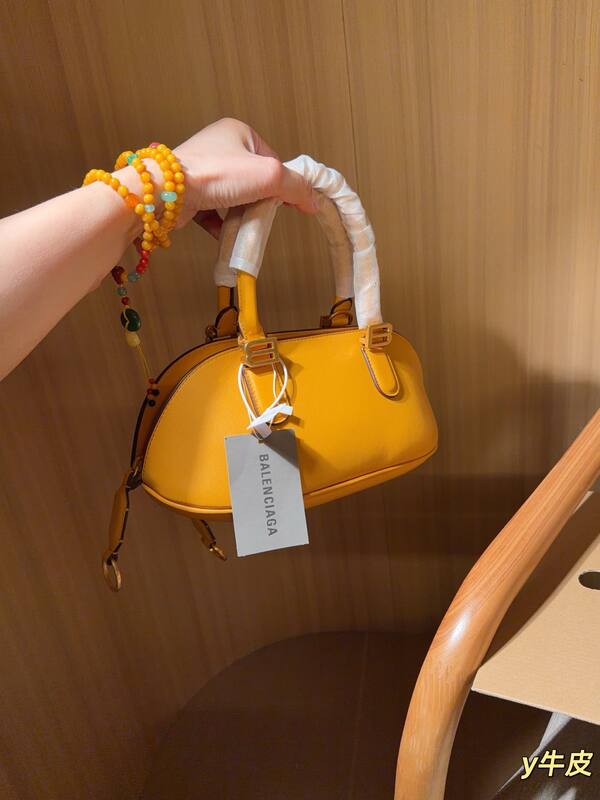 Balenciaga White 25x18x10cm shoulder bag — Premium Replica