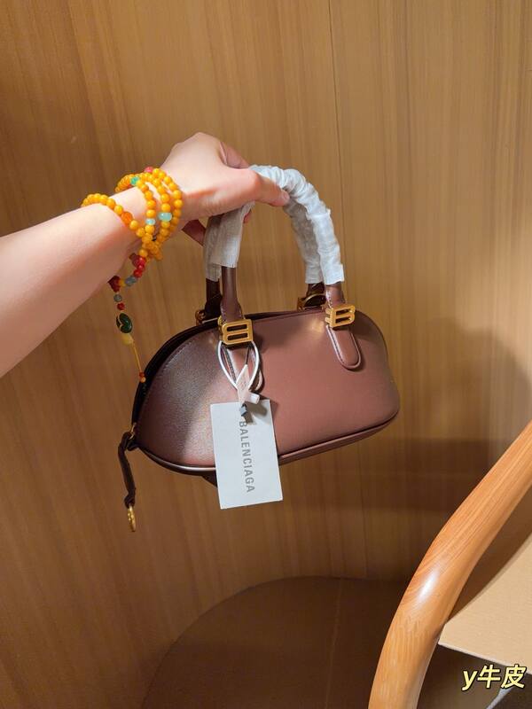 Balenciaga White 25x18x10cm shoulder bag — Premium Replica