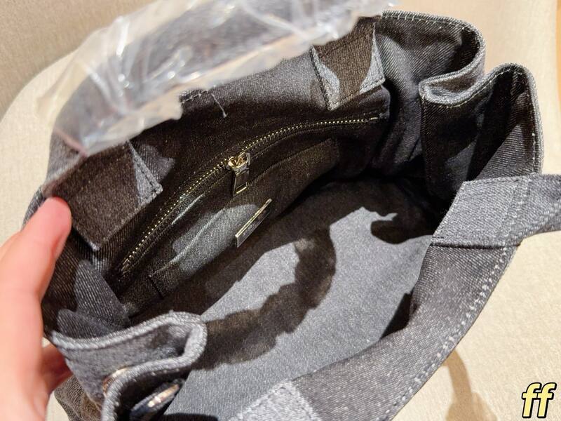 Prada Gray 25x18x10cm shoulder bag — Premium Replica