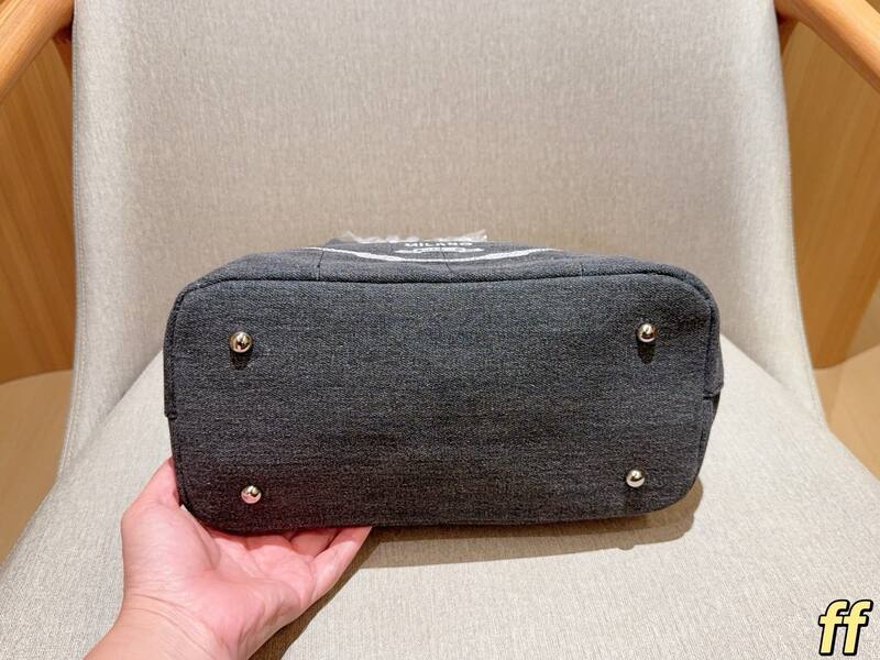 Prada Gray 25x18x10cm shoulder bag — Premium Replica