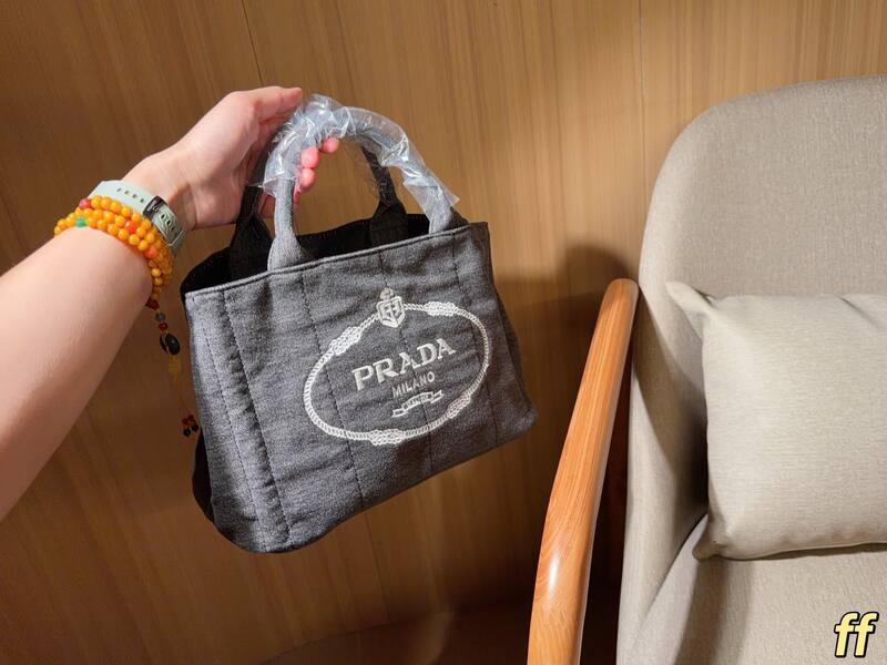 Prada Gray 25x18x10cm shoulder bag — Premium Replica