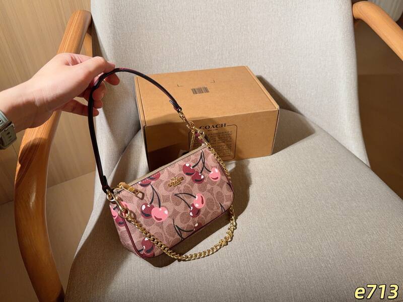 Coach Gold 25x18x10cm shoulder bag — 1:1 Replica
