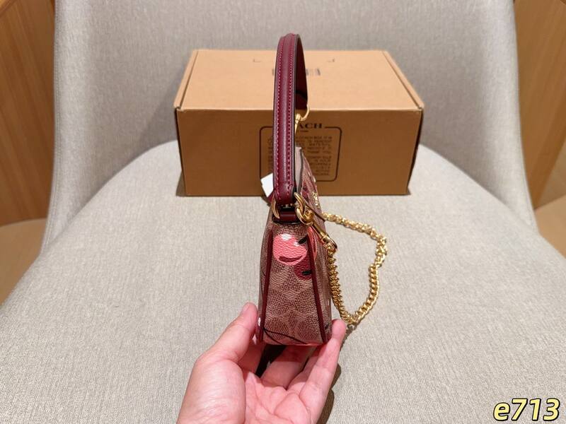 Coach Gold 25x18x10cm shoulder bag — 1:1 Replica