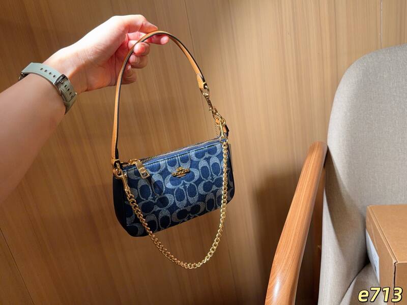 Coach Monogram shoulder bag — Top Quality Replica