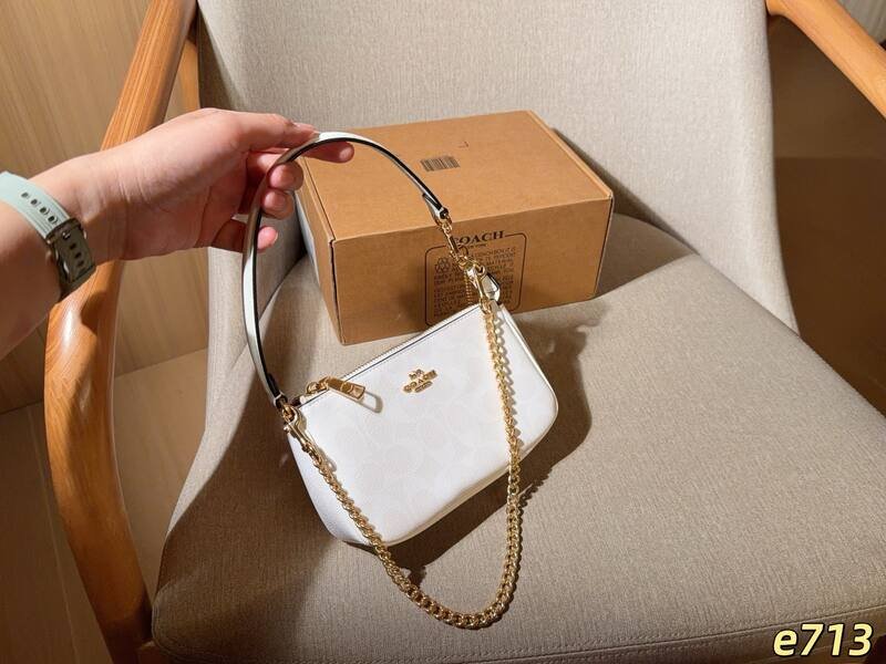 Coach White 25x18x10cm shoulder bag — 1:1 Replica