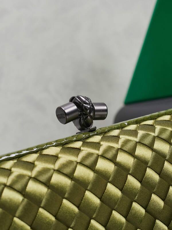 Bottega Veneta Olive green Intreccio woven satin clutch — 1:1 Replica