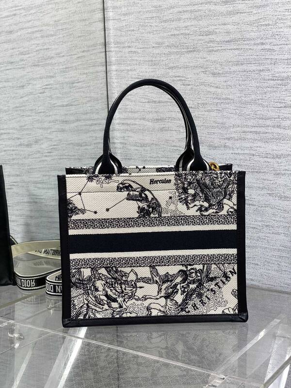 Dior Black and White tote — 1:1 Replica