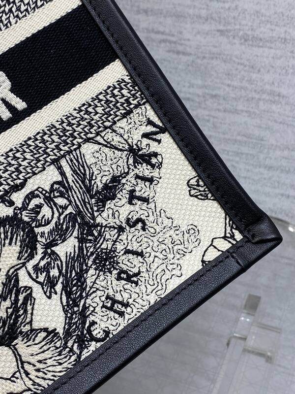 Dior Black and White tote — 1:1 Replica
