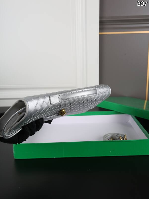Bottega Veneta Silver shoulder bag — 1:1 Replica