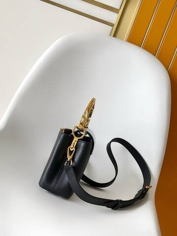 Louis Vuitton Capucines Black 21 x 14 x 8 cm crossbody Top Quality Replica