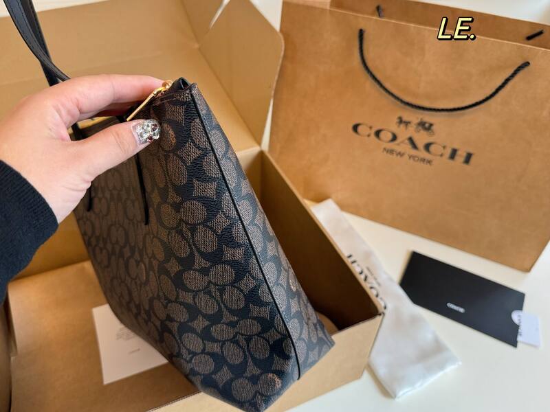 Coach Monogram shoulder bag — Top Quality Replica