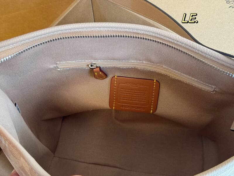 Coach Monogram shoulder bag — Top Quality Replica
