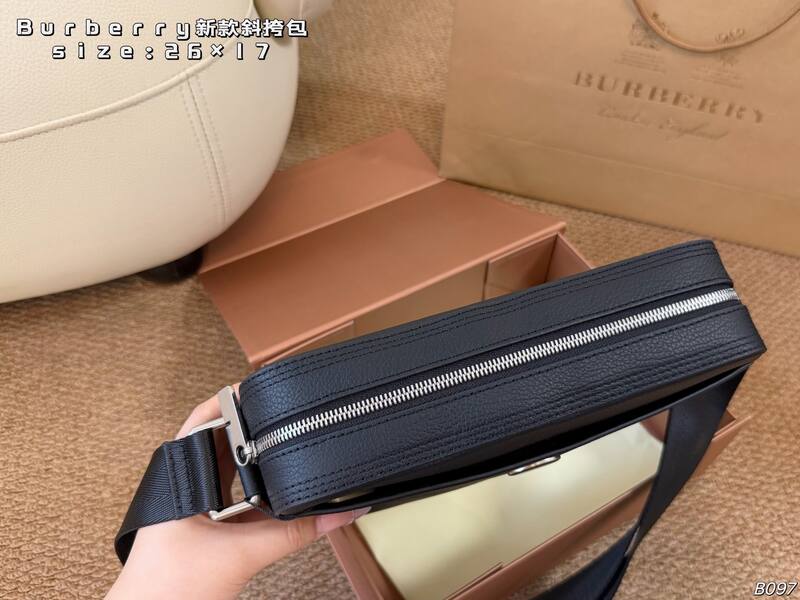 Burberry Black grained leather 26×17cm crossbody — Premium Replica