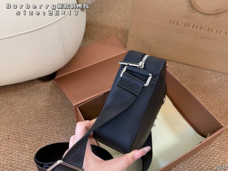 Burberry Black grained leather 26×17cm crossbody — Premium Replica
