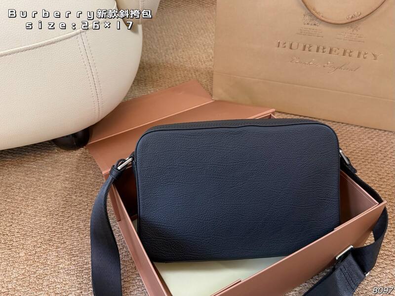 Burberry Black grained leather 26×17cm crossbody — Premium Replica