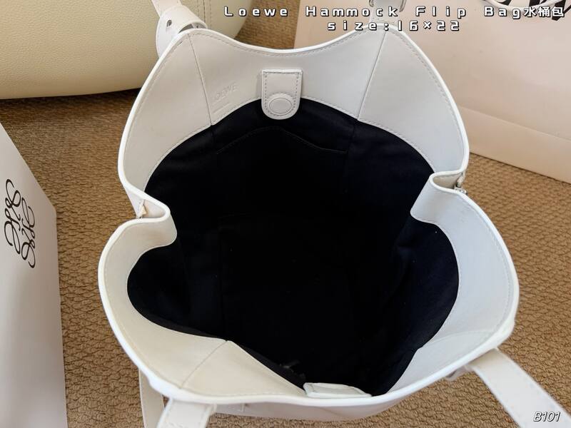 Loewe Hammock Flip White 16×22cm shoulder — Top Quality Replica
