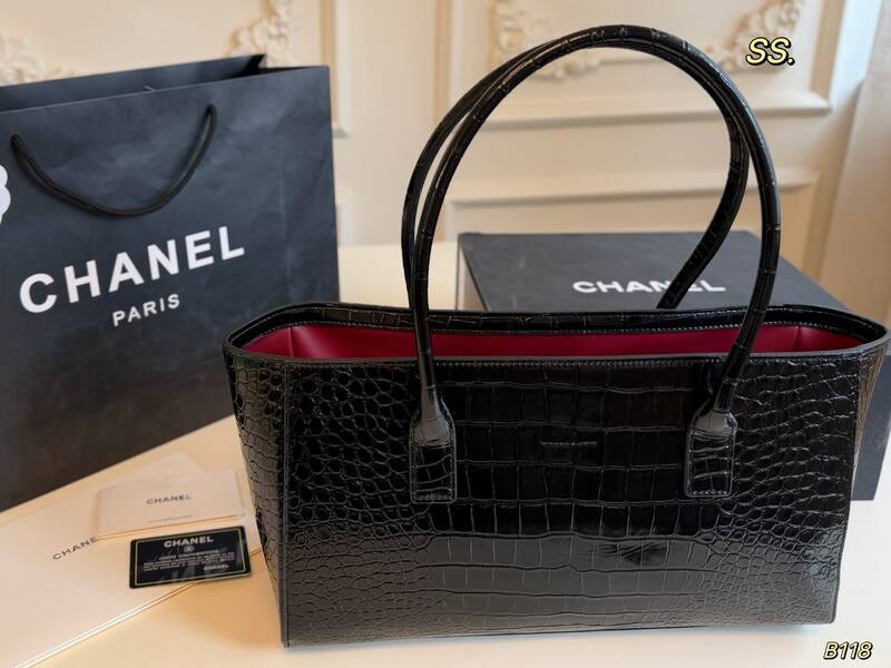 Chanel Black crocodile-embossed shoulder — Premium Replica