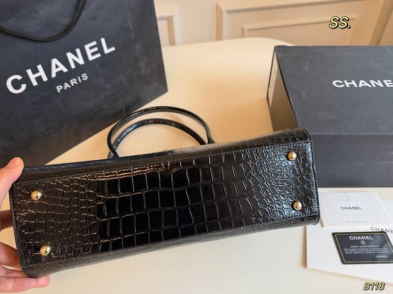 Chanel Black crocodile-embossed shoulder — Premium Replica