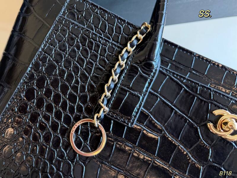 Chanel Black crocodile-embossed shoulder — Premium Replica