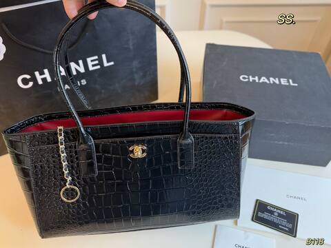 Chanel Black crocodile-embossed shoulder Premium Replica
