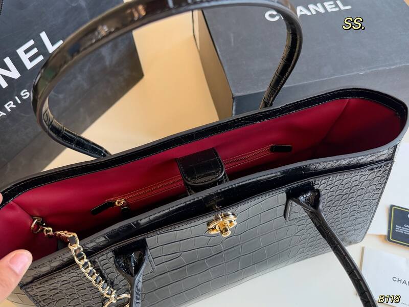 Chanel Black crocodile-embossed shoulder — Premium Replica