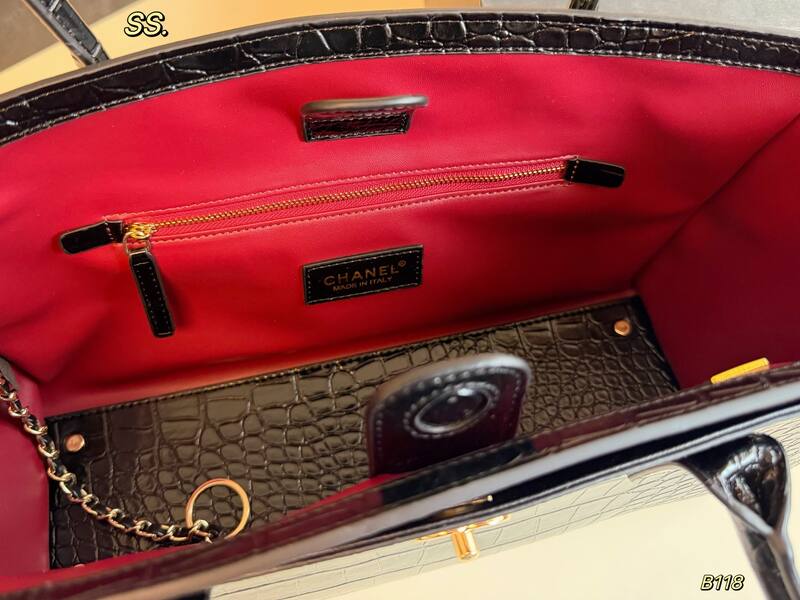 Chanel Black crocodile-embossed shoulder — Premium Replica