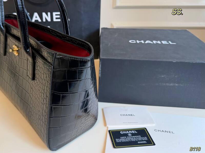 Chanel Black crocodile-embossed shoulder — Premium Replica