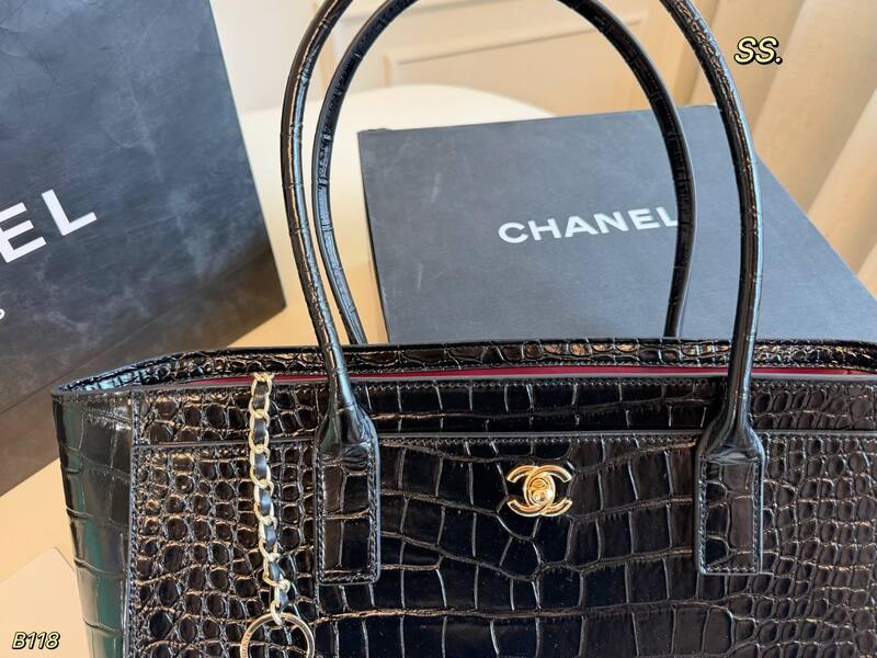 Chanel Black crocodile-embossed shoulder — Premium Replica