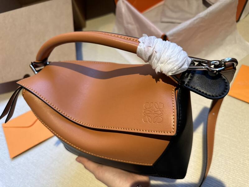 Loewe Calfskin 25x18x10cm shoulder bag — Top Quality Replica