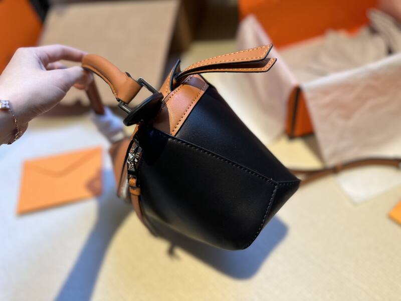 Loewe Calfskin 25x18x10cm shoulder bag — Top Quality Replica