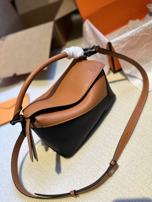 Loewe Calfskin 25x18x10cm shoulder bag — Top Quality Replica