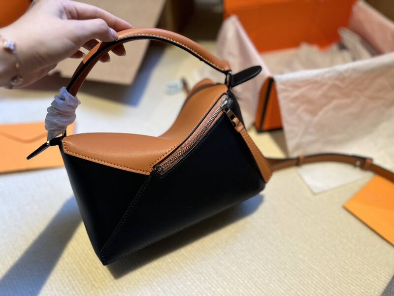 Loewe Calfskin 25x18x10cm shoulder bag — Top Quality Replica