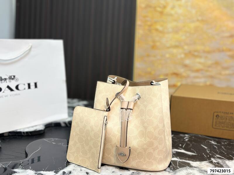 Coach Monogram shoulder bag — Top Quality Replica
