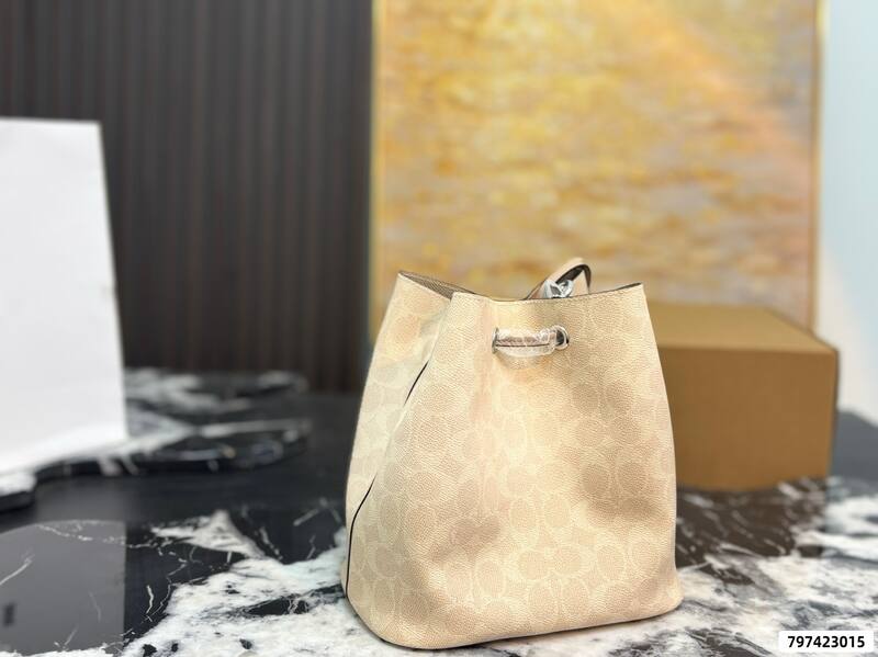 Coach Monogram shoulder bag — Top Quality Replica
