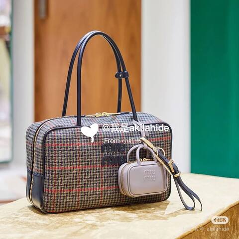 Miu Miu Black 40x30x16cm shoulder bag Premium Replica
