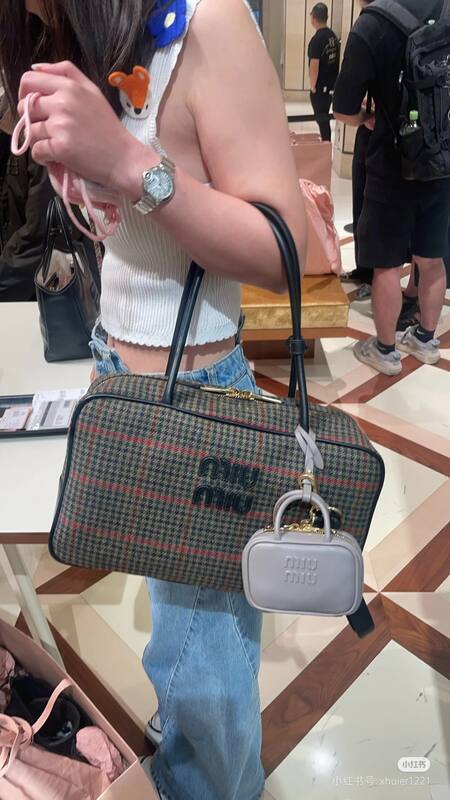 Miu Miu Black 40x30x16cm shoulder bag — Premium Replica