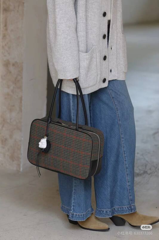 Miu Miu Black 40x30x16cm shoulder bag — Premium Replica