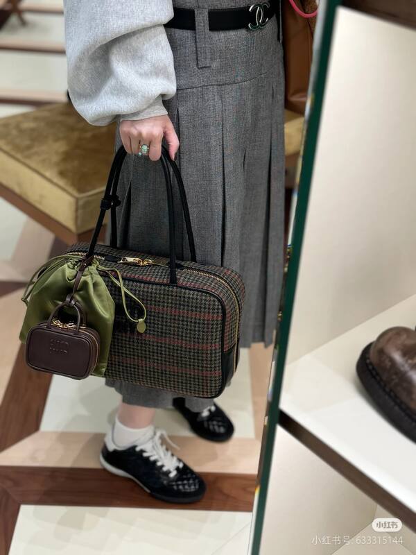 Miu Miu Black 40x30x16cm shoulder bag — Premium Replica