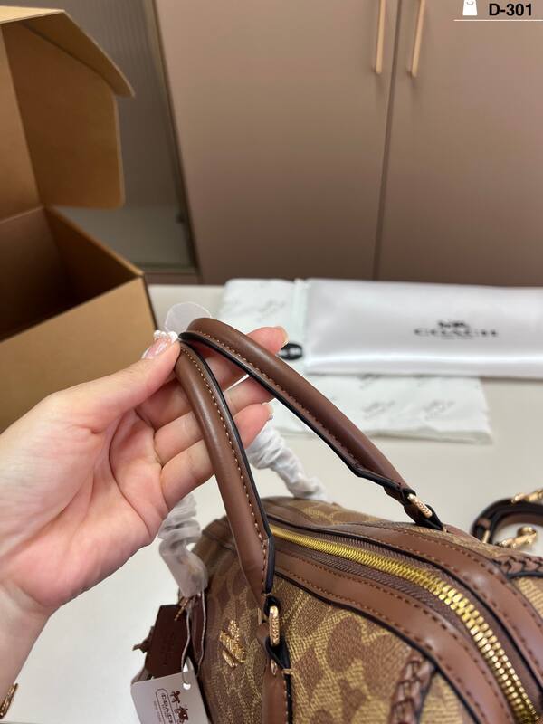 Coach Monogram shoulder bag — Top Quality Replica